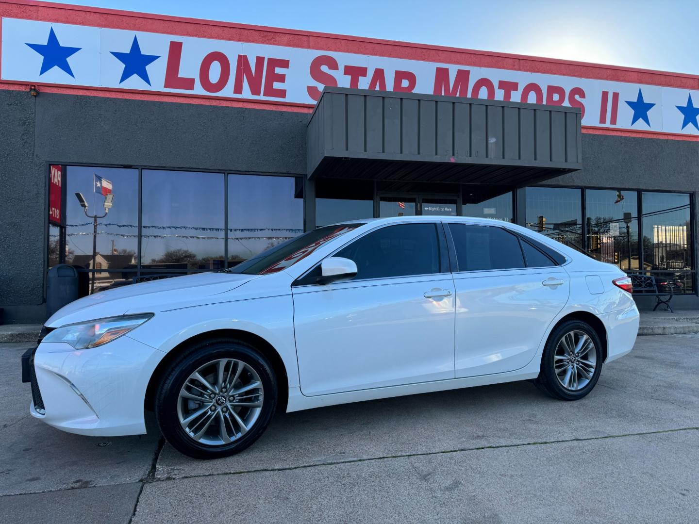 2017 WHITE TOYOTA CAMRY SE; LE; XLE; X (4T1BF1FK6HU) , located at 5900 E. Lancaster Ave., Fort Worth, TX, 76112, (817) 457-5456, 0.000000, 0.000000 - Photo#0